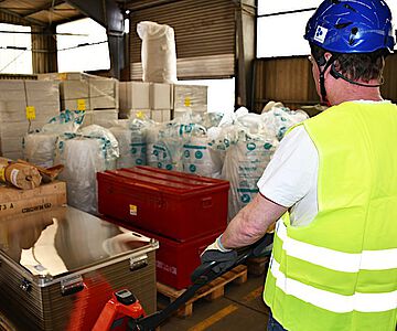 In den Räumlichkeiten des Alliiertenmuseums in Berlin werden Hilfslieferungen zum Schutz von ukrainischem Kulturgut gesammelt