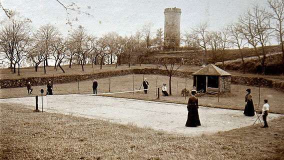 Tennisspielplatz auf dem Burghof, 1905