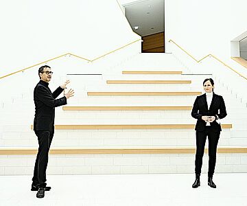 Das Staatstheater Mainz ist zu Gast im neuen Leibniz-Zentrum für Archäologie. Intendant Markus Müller und Alexandra W. Busch, Generaldirektorin des RGZM