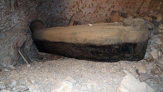 Unberührtes Grab in KV 64: Hölzerner Sarkophag, der die Mumie einer Frau namens Nehemes-Bastet enthält (Bild: Universität Basel)