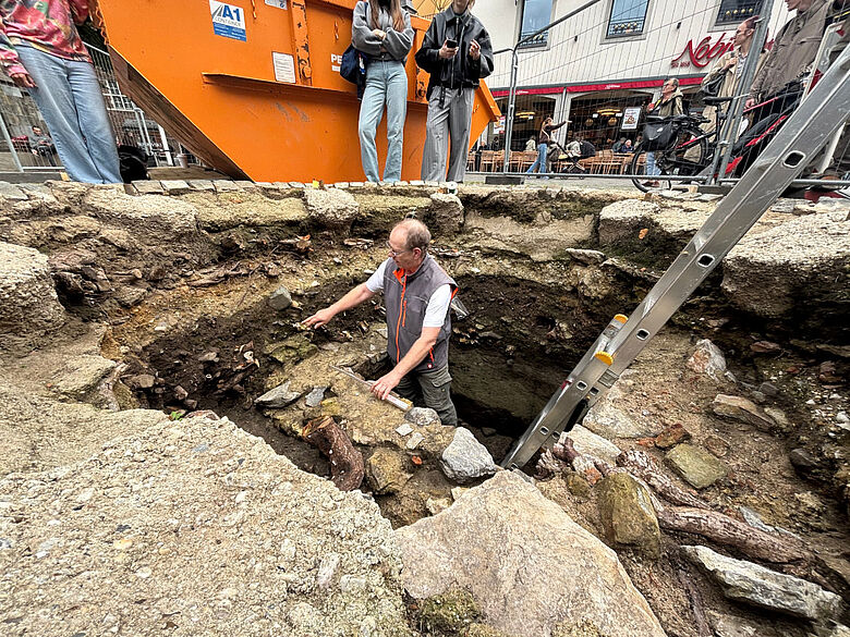 Stadtarchäologe Andreas Schaub erläutert die Befunde
