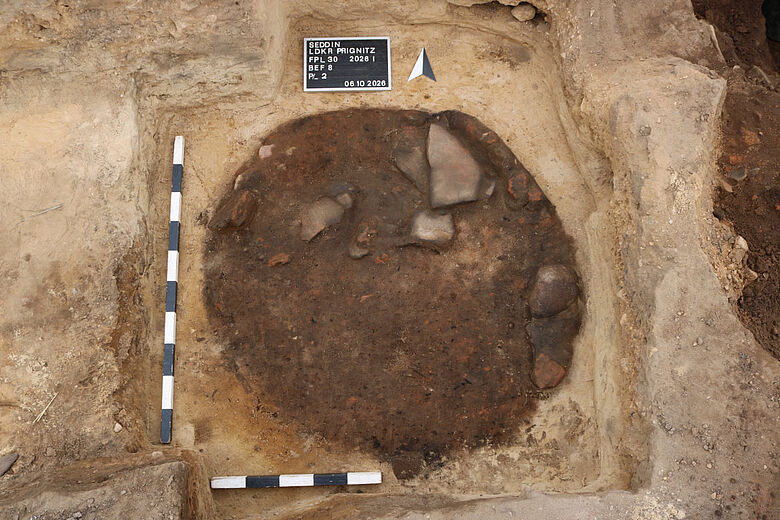 Grubenbefund mit spätbronzezeitlicher Keramik Grubenbefund mit spätbronzezeitlicher Keramik