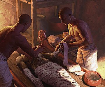 Vorbereitung des Leichnams: Zwei Spezialisten wickeln den Toten mit Binden ein