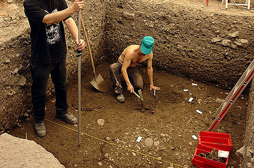 Untersuchung der römischen Fundamente durch die Archäologische Bodenforschung