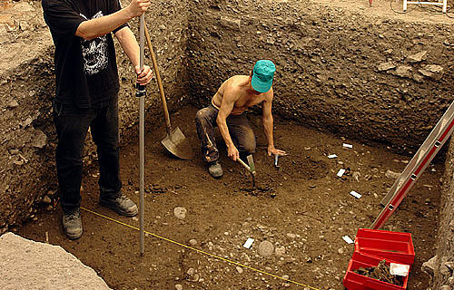 Untersuchung der römischen Fundamente durch die Archäologische Bodenforschung