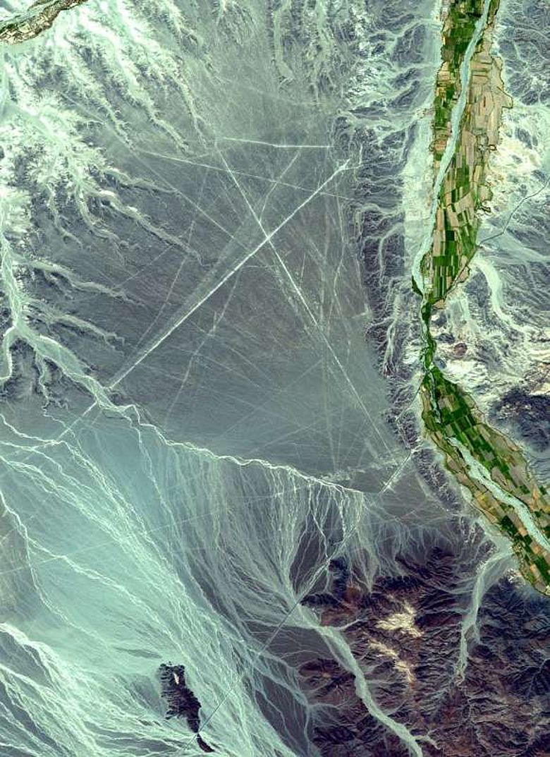 Satellitenbild des Bereichs der Nazca-Wüste mit den Linien (Abb.: NASA)