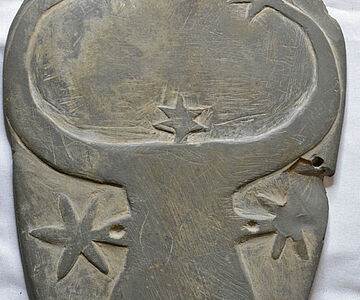 Darstellung eines Kuhkopfs mit fünf Sternen auf Prunk-Palette aus Girza