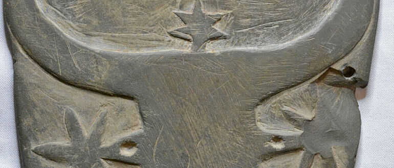 Darstellung eines Kuhkopfs mit fünf Sternen auf Prunk-Palette aus Girza