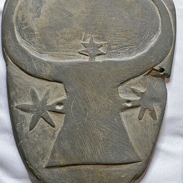 Darstellung eines Kuhkopfs mit fünf Sternen auf Prunk-Palette aus Girza Darstellung eines Kuhkopfs mit fünf Sternen auf Prunk-Palette aus Girza