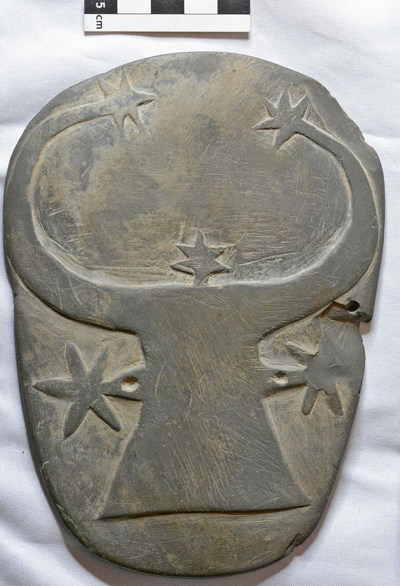 Darstellung eines Kuhkopfs mit fünf Sternen auf Prunk-Palette aus Girza Darstellung eines Kuhkopfs mit fünf Sternen auf Prunk-Palette aus Girza