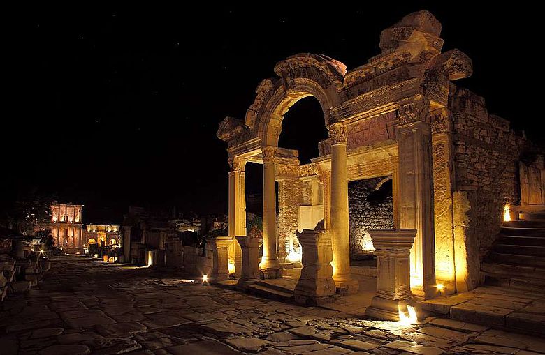 Hadrianstempel bei Nacht. Ansicht von der Kuretenstraße