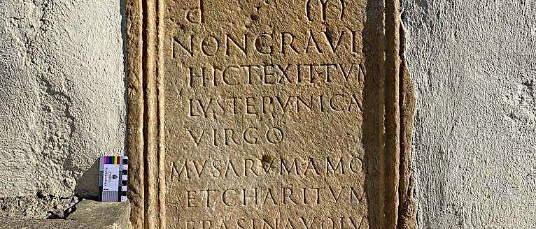 Grabmonument der 12-jährigen Erasina aus Kärnten mit Epigramm