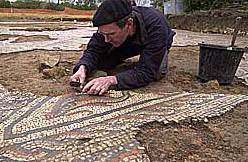 Freilegung des Mosaikbereiches mit der Delphinabbildung. (Foto: Somerset County Council und English Heritage) Freilegung des Mosaikbereiches mit der Delphinabbildung. (Foto: Somerset County Council und English Heritage)