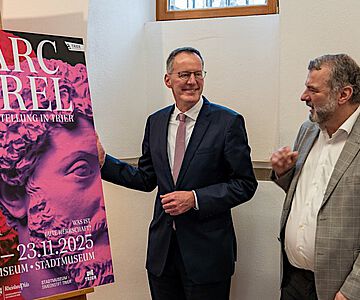 Minister Ebling und der Direktor des Rheinischen Landesmuseums, Dr. Marcus Reuter, bei der Unterzeichnung der Kooperationsvereinbarung