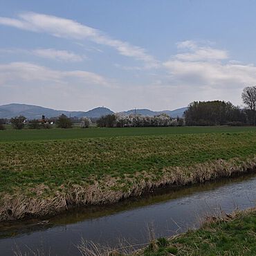 Die Weschnitz südöstlich von Lorsch, im Hintergrund der Odenwald und die Starkenburg bei Heppenheim