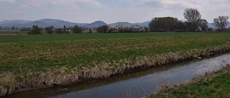 Die Weschnitz südöstlich von Lorsch, im Hintergrund der Odenwald und die Starkenburg bei Heppenheim