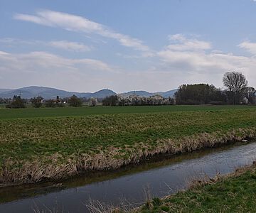 Die Weschnitz südöstlich von Lorsch, im Hintergrund der Odenwald und die Starkenburg bei Heppenheim
