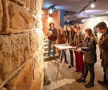 Auf Spurensuche an der Mauer des ehemaligen Roten Turms
