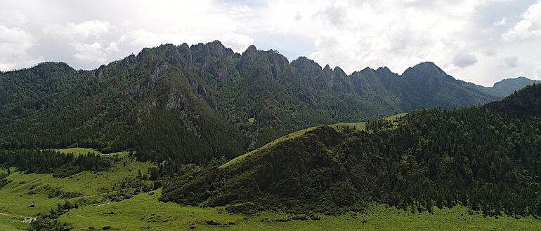 Landschaft nahe der Siedlung Nizhnyaya Sooru im oberen Karakol-Flusstal, Republik Altai, Russland