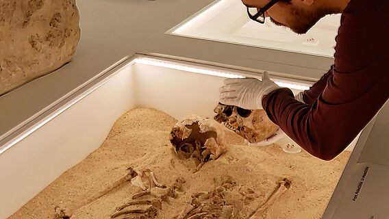 Probennahme an der altsteinzeitlichen Doppelbestattung