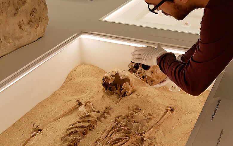 Probennahme an der altsteinzeitlichen Doppelbestattung Probennahme an der altsteinzeitlichen Doppelbestattung