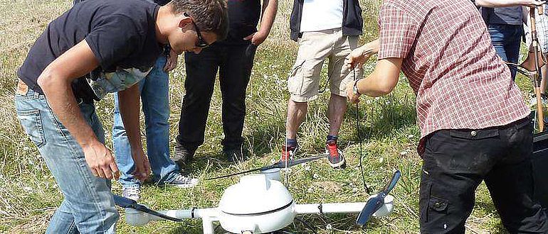 Geoinformatiker und Geoarchäologen der Universität Trier erkundeten das künftige Ausgrabungsareal unter anderem mit Hilfe einer ferngesteuerten Flug-Drohne (Foto: Uni Trier)