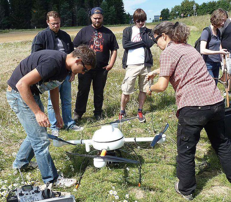 Geoinformatiker und Geoarchäologen der Universität Trier erkundeten das künftige Ausgrabungsareal unter anderem mit Hilfe einer ferngesteuerten Flug-Drohne (Foto: Uni Trier)