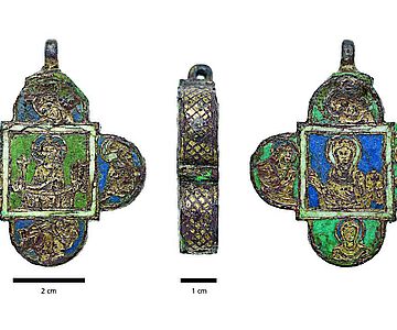 Das restaurierte Reliquiar. Außen ist es mit Bildern von Jesus und Maria geschmückt