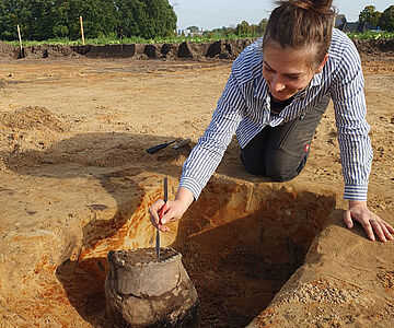 Freilegung eines früheisenzeitlichen Urnengrabs