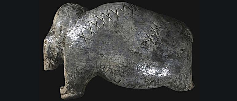 Mammut aus Elfenbein aus der Vogelherd Höhle im Lonetal, ca. 40 000 Jahre vor heute