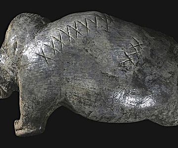Mammut aus Elfenbein aus der Vogelherd Höhle im Lonetal, ca. 40 000 Jahre vor heute