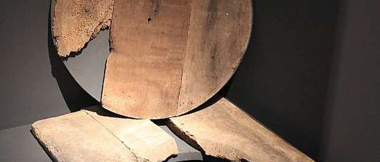 Teil einer Toilettenanlage aus dem 12. Jahrhundert, die in der Archäologie-Ausstellung im Museum Burg Linn zurzeit zu sehen ist. (Foto: Stadt Krefeld, Presse und Kommunikation)