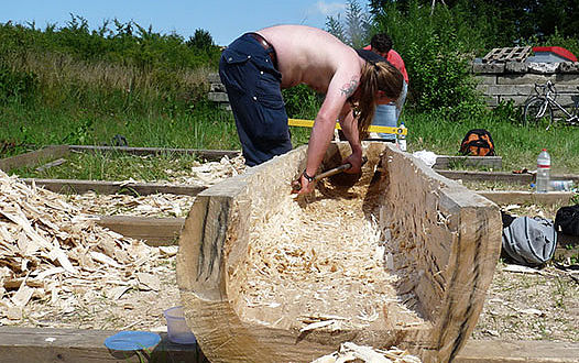 Arbeit am Einbaum (Foto: Johannes Steinkühler)