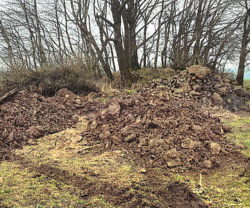 Bauschuttablagerung am Grabhügel