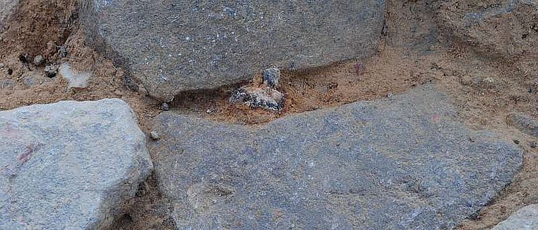 Teil der Pflasterung in der Torgasse mit einem Schuhnagel zwischen den Steinen (© Sabine Hornung/Arno Braun, JGU)