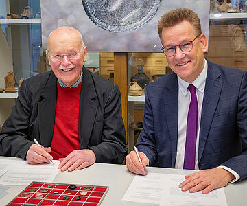 Unterzeichnung der Schenkungsurkunde