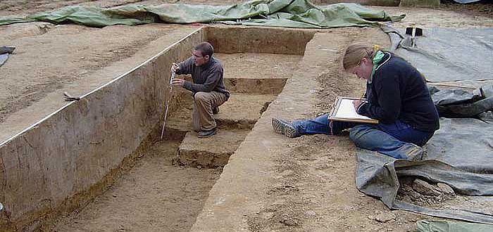 Auf einem Feld bei Nottuln fanden die Wissenschaftler Reste der ältesten nachgewiesenen Siedlung in der nordwestdeutschen Tiefebene (Foto: WWU)