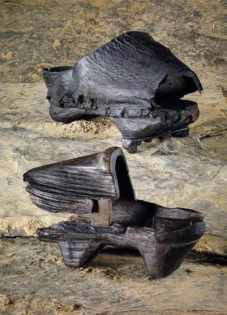 Beim diesjährigen Tag der Archäologie in Titz-Höllen sind diese über 400 Jahre alte Holzschuhe zu sehen. (Foto: LVR)