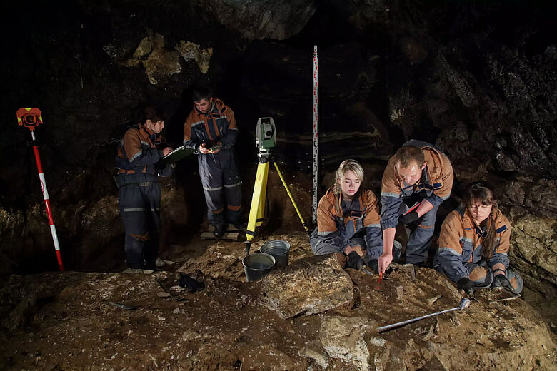 Ausgrabungen in Denisova-Höhle