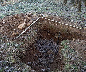 Raubgrabungsloch auf dem Burgberg