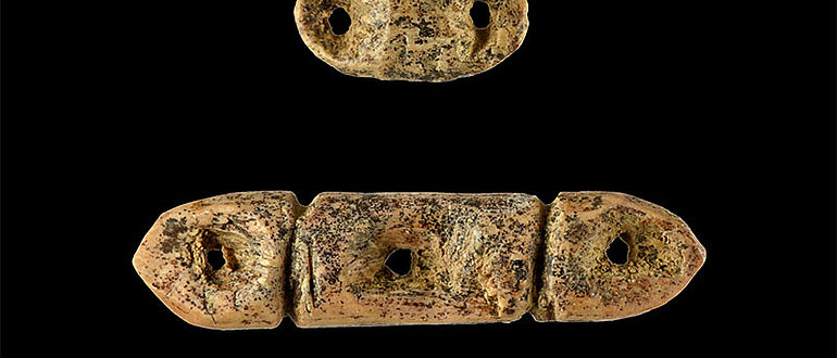 Mehrfach durchlochte altsteinzeitliche Perlen