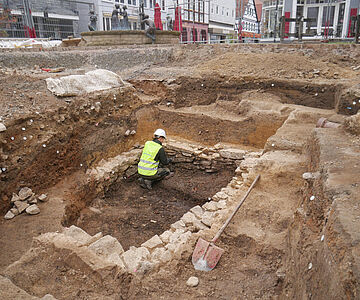 Ausgrabung eines Kellers unter dem Marktplatz von Brakel