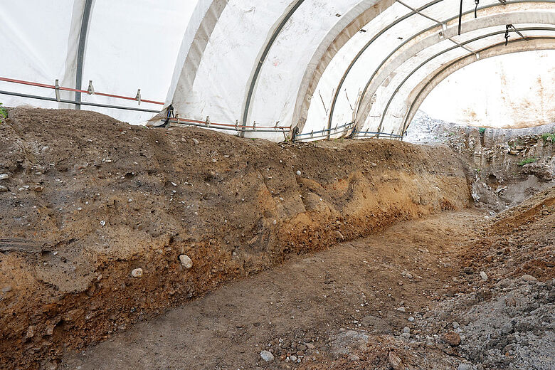 Archäologische Schichten im Grabungsprofil