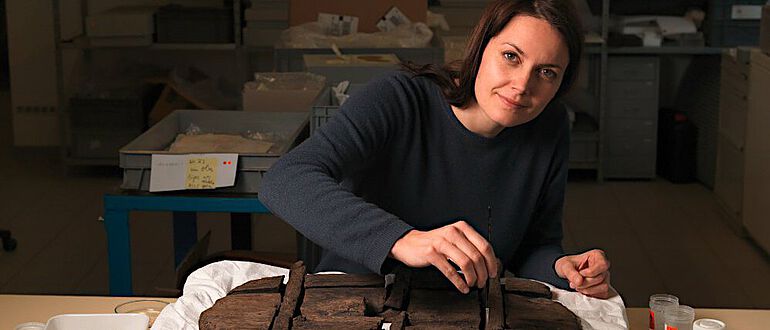 Projektleiterin Dr. Ingrid Stelzner restauriert ein steinzeitliches Rad aus dem Archäologischen Landesmuseum Konstanz
