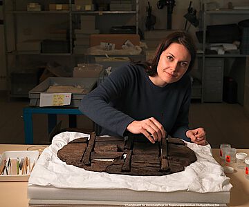 Projektleiterin Dr. Ingrid Stelzner restauriert ein steinzeitliches Rad aus dem Archäologischen Landesmuseum Konstanz