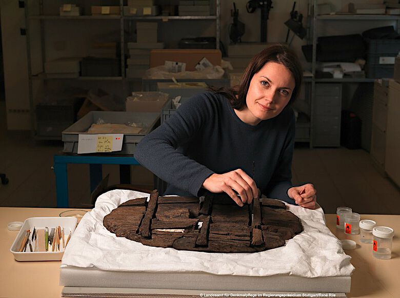 Projektleiterin Dr. Ingrid Stelzner restauriert ein steinzeitliches Rad aus dem Archäologischen Landesmuseum Konstanz