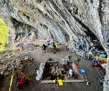 Die Fundstelle Suhi Dol in Bosnien und Herzegowina wurde erst 2025 entdeckt und bildet für das neu bewilligte ERC-Projekt "ENCOUNTERS" ein Fenster in die Lebensweise der Neandertaler und ihren Umgang mit wechselnden Umweltbedingungen. (Copyright: © MONREPOS-LEIZA / Tamara Dogandžić)