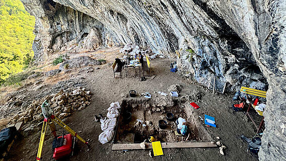 Die Fundstelle Suhi Dol in Bosnien und Herzegowina wurde erst 2025 entdeckt und bildet für das neu bewilligte ERC-Projekt "ENCOUNTERS" ein Fenster in die Lebensweise der Neandertaler und ihren Umgang mit wechselnden Umweltbedingungen. (Copyright: © MONREPOS-LEIZA / Tamara Dogandžić)