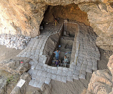 Ausgrabung an der paläolithischen Fundstelle Ghar-e Boof