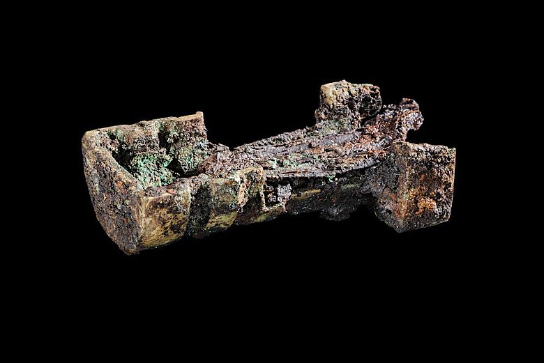Erstes geborgenes Bronzeobjekt aus der Grabkammer, das einem Wagen zugeordnet werden kann
